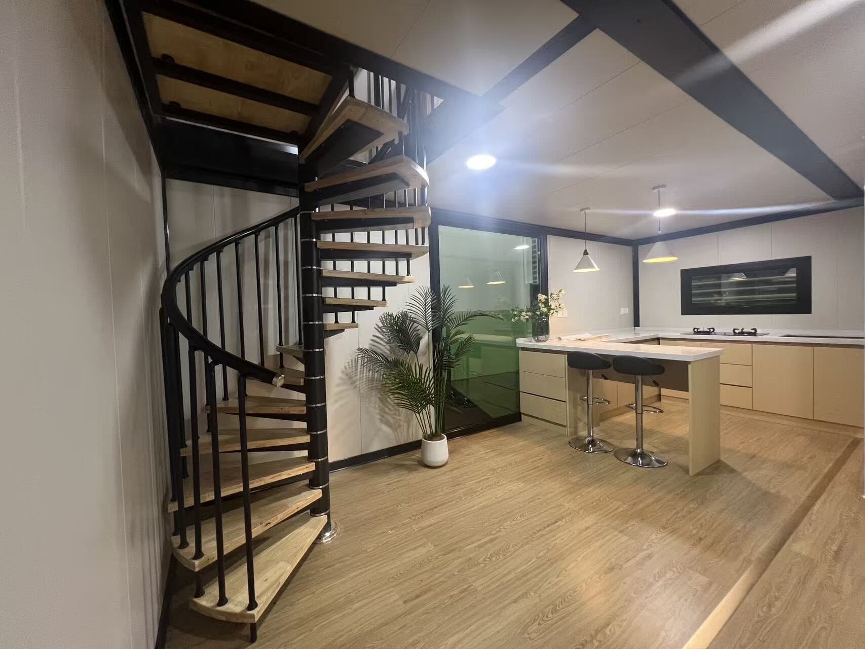 Escalera interior y cocina reales de una vivienda Nomi de dos plantas