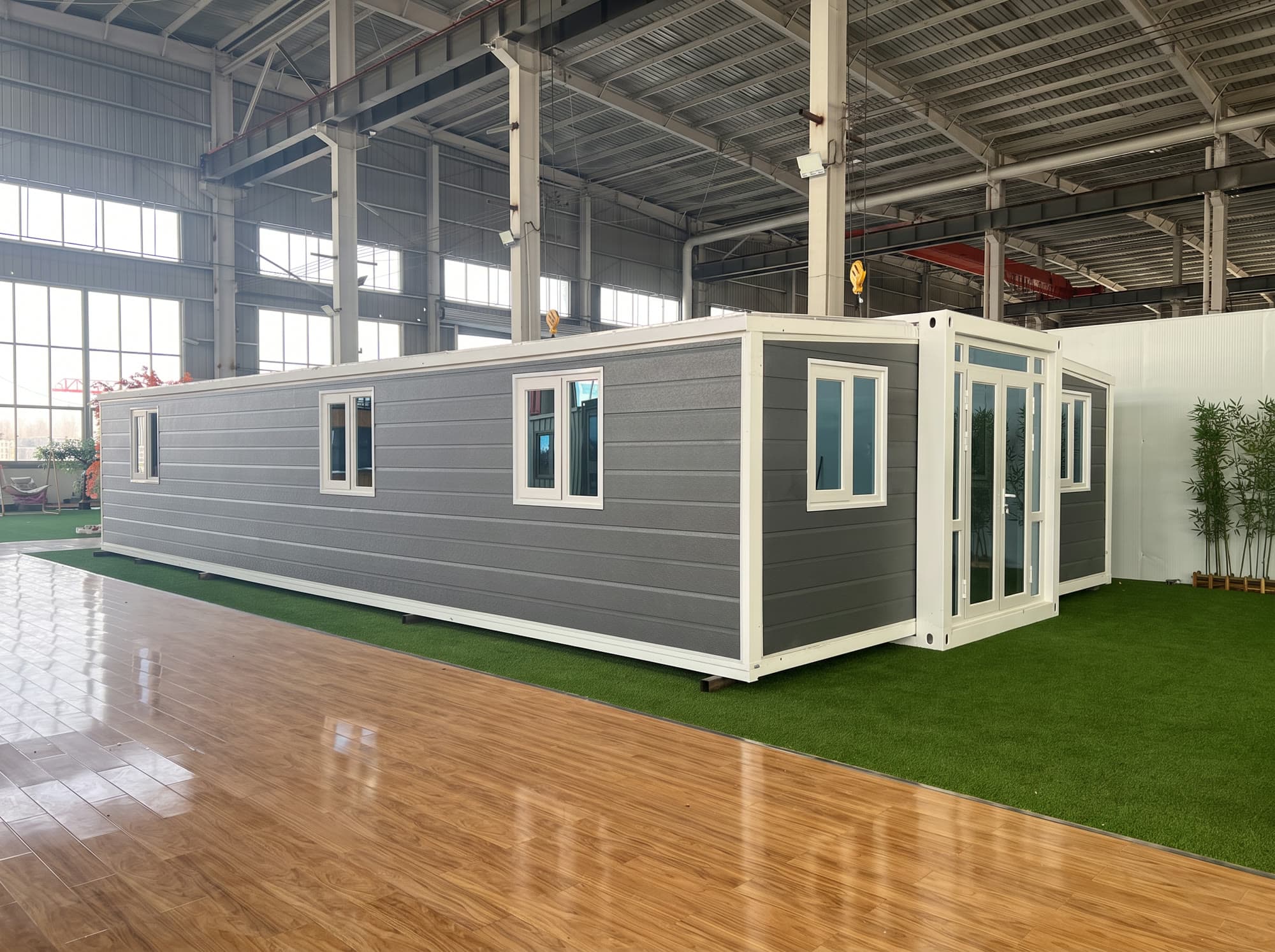 Exterior real de una casa Nomi Grand desplegada en showroom